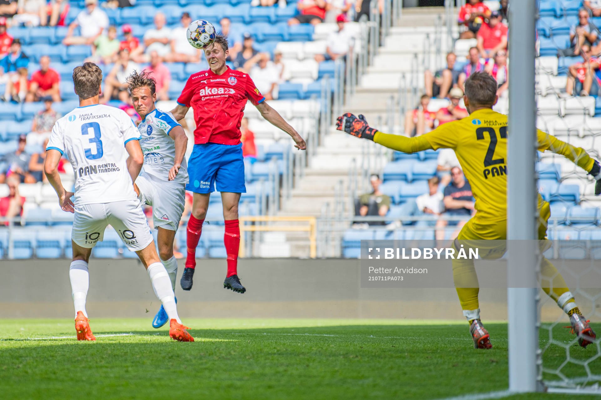Helsingborgs Viktor Lundberg och Akropolis Linus Mattsson