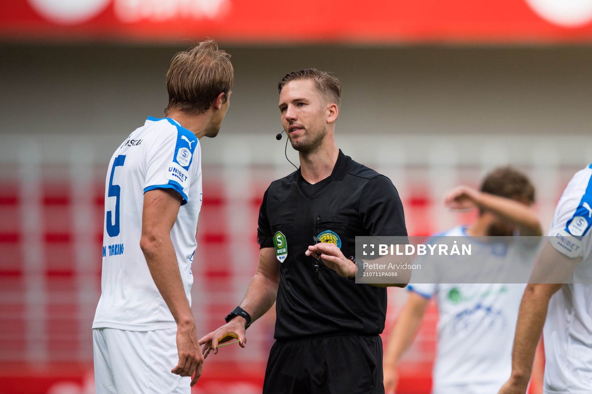 Domare Fredrik Hansson i samtal med Akropolis Oscar Pehrsson