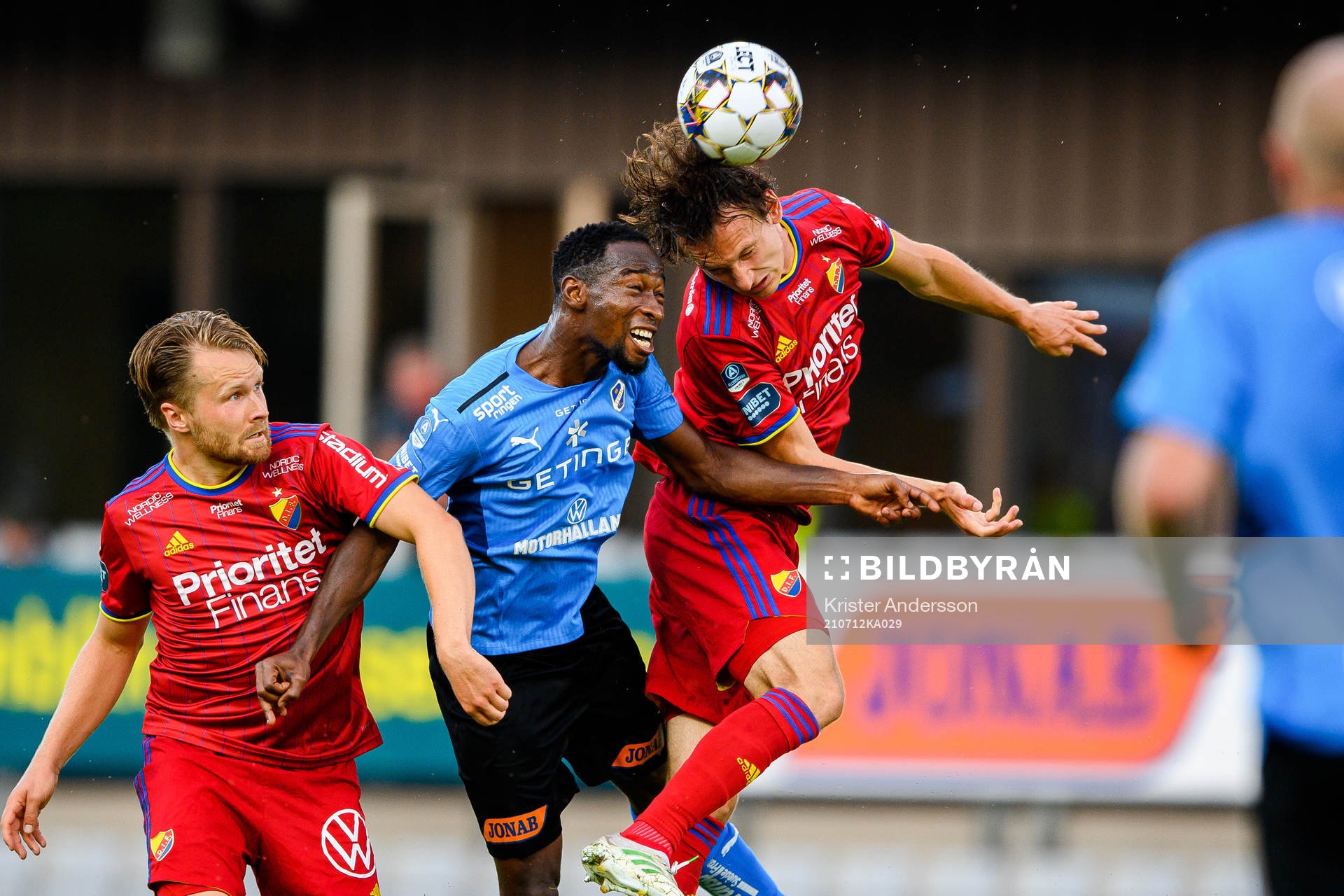 Halmstads Sadat Karim i en kamp mot Djurgårdens Jacob Une Larsson och Hjalmar Ekdal under fotbollsmatchen i Allsvenskan mellan Halmstad och Djurgården den 12 juli 2021 i Halmstad.