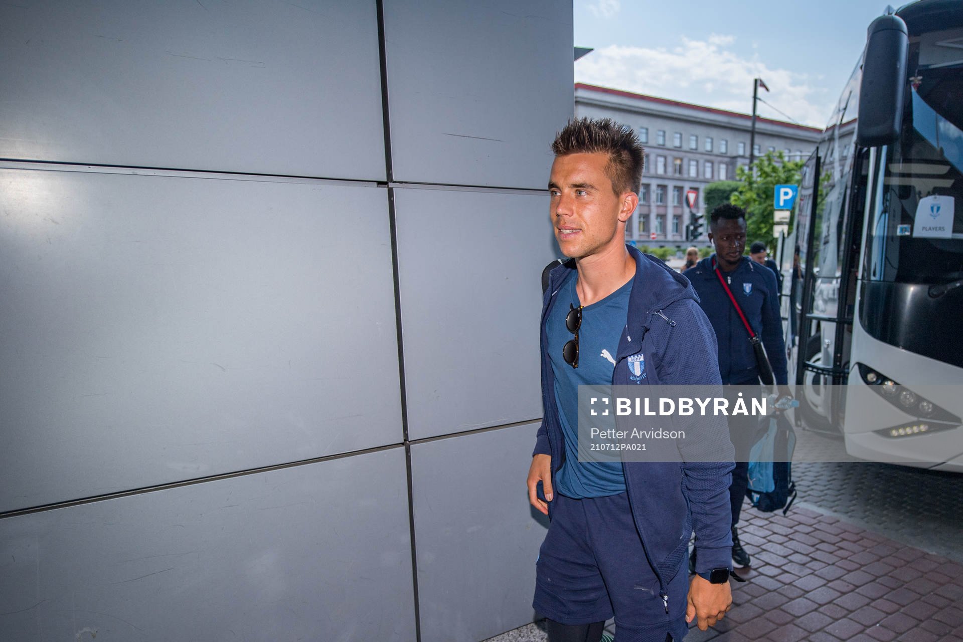 Jonas Knudsen arrives at the hotel