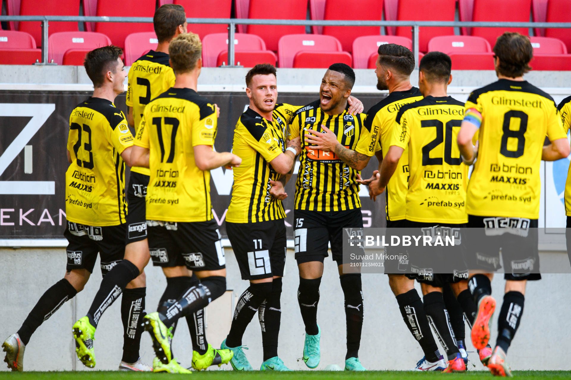 Häckens Martin Olsson  jublar