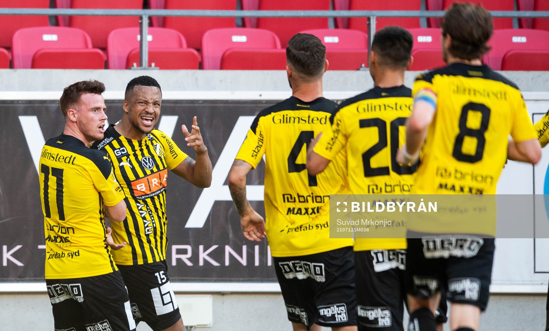Häckens Martin Olsson jublar med lagkamrater