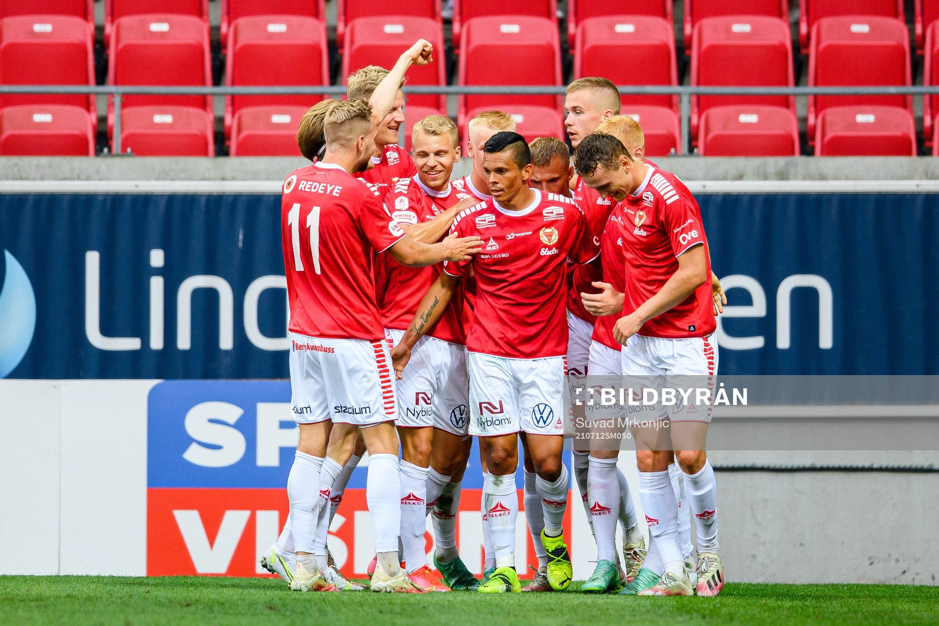 Kalmars spelare jublar med Johan Stenmark