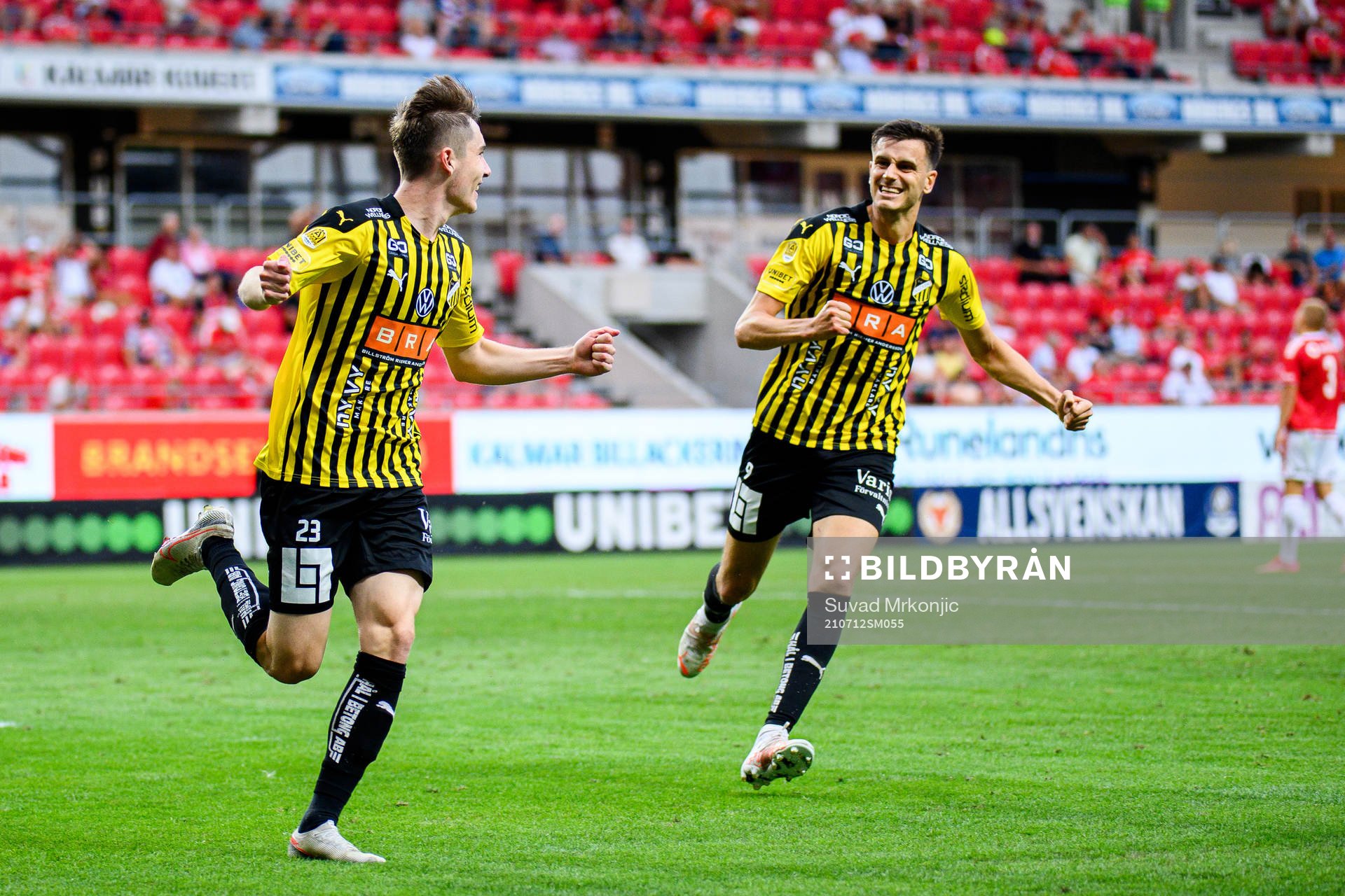 Häckens Patrik Wålemark och Alexander Jeremejeff jublar efter 2-3 under fotbollsmatchen i Allsvenskan mellan Kalmar och Häcken den 12 juli 2021 i Kalmar.