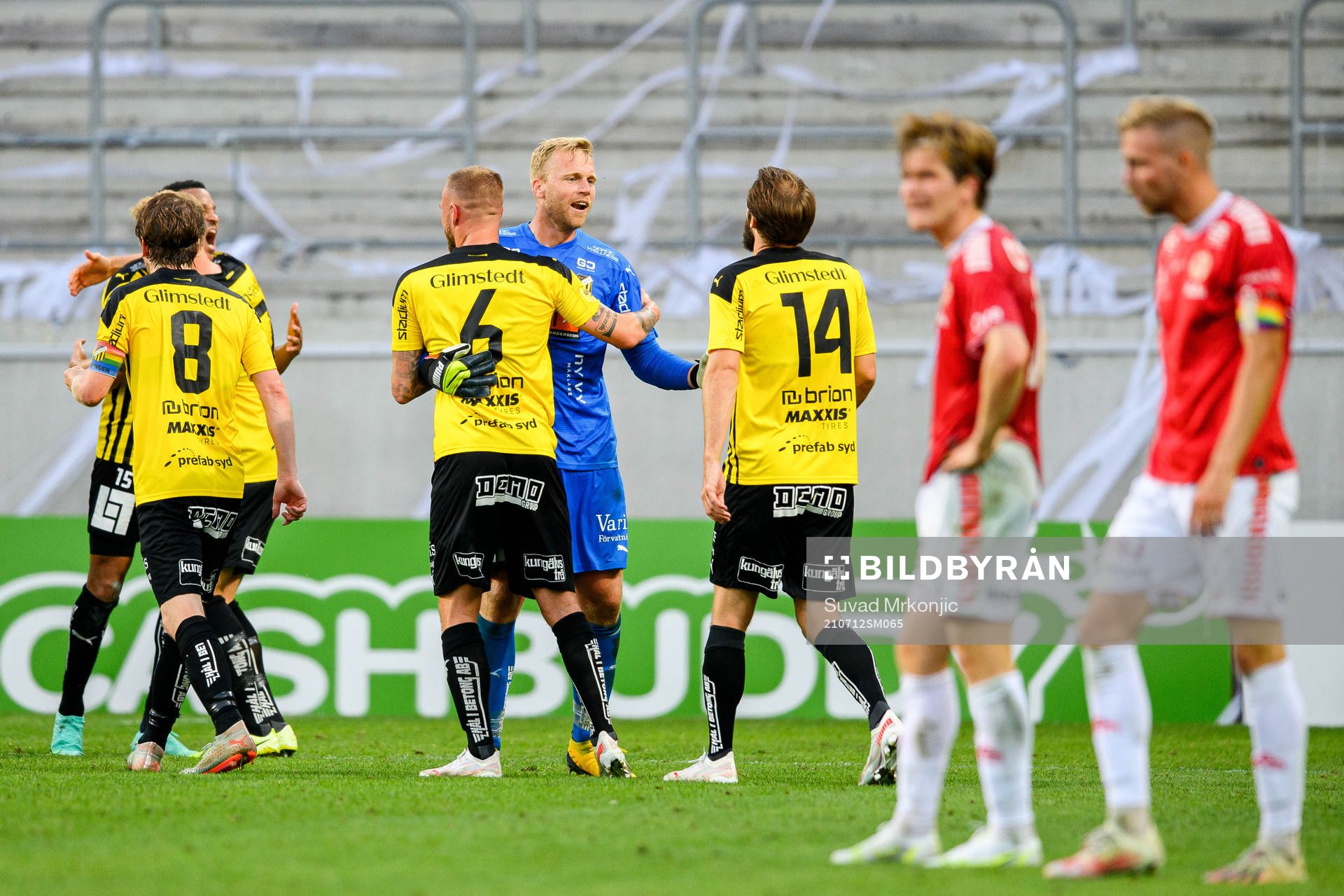 Häckens målvakt Peter Abrahamsson jublar