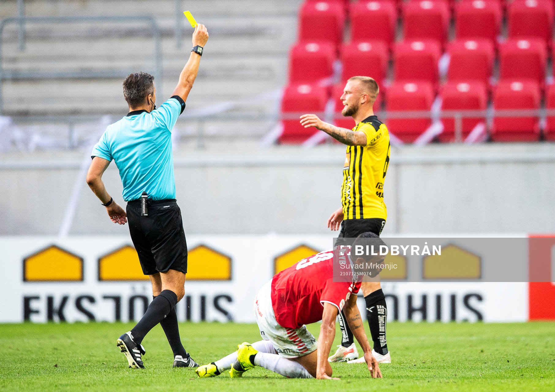 Domare Bojan Pandzic varnar Häckens Alexander Faltsetas