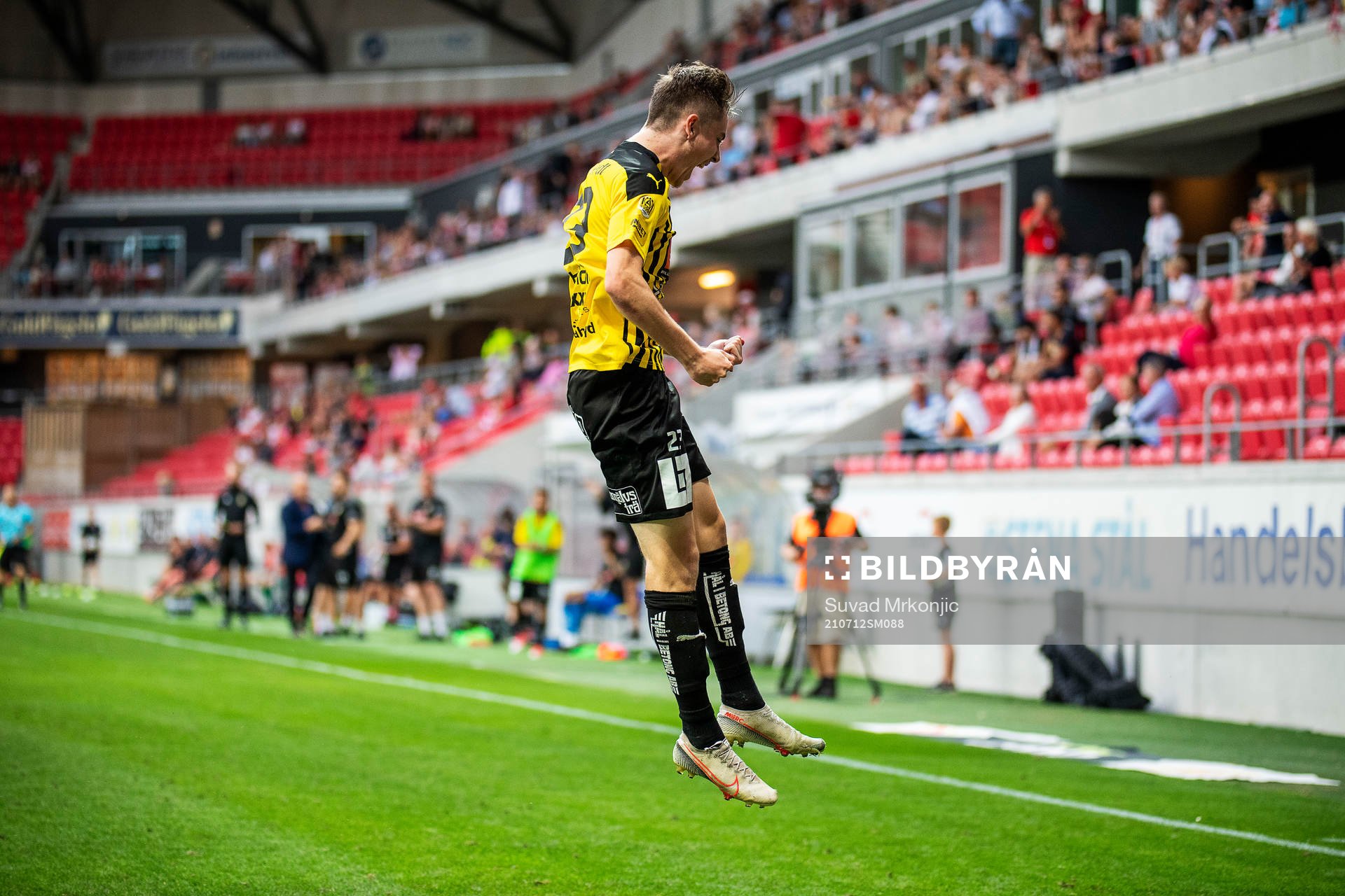 Häckens Patrik Wålemark jublar