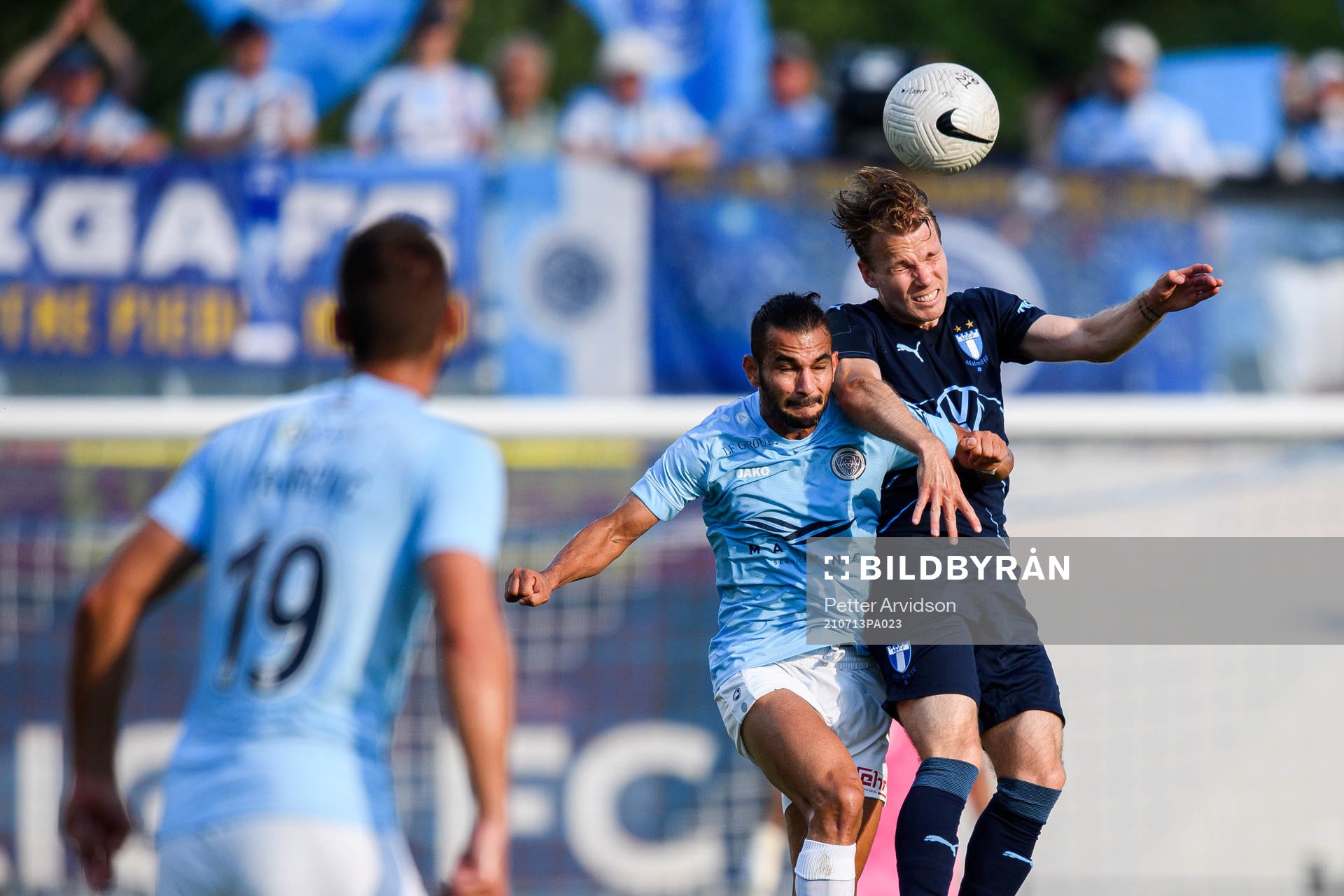 Felipe Brisola of Riga and Oscar Lewicki of Malmö FF