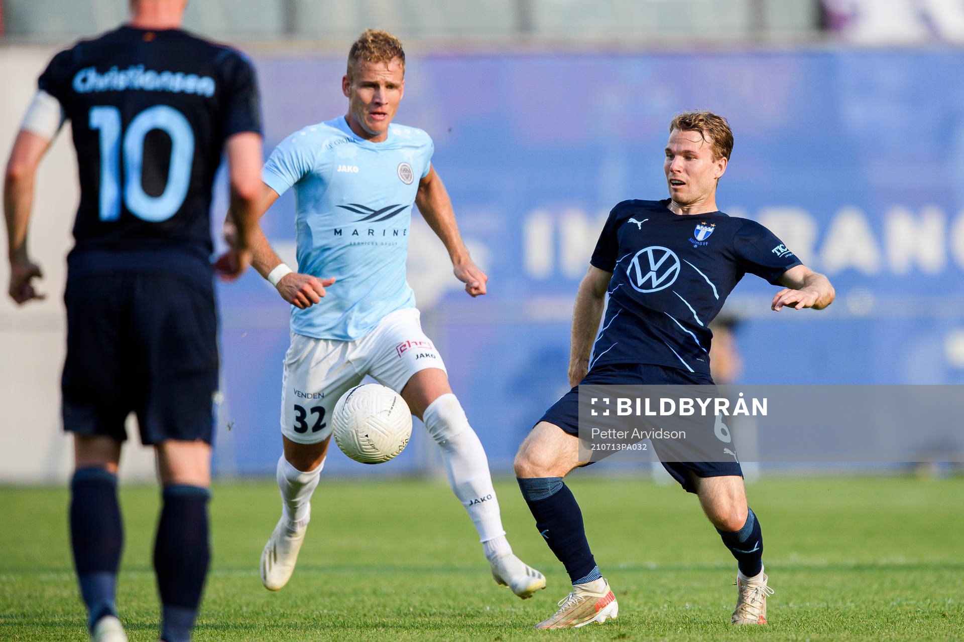 Wesley Nata of Riga and Oscar Lewicki of Malmö FF