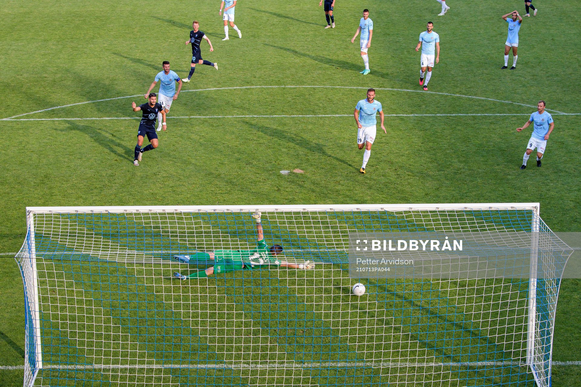Antonio Colak of Malmö FF scores the 0-1 goal behind