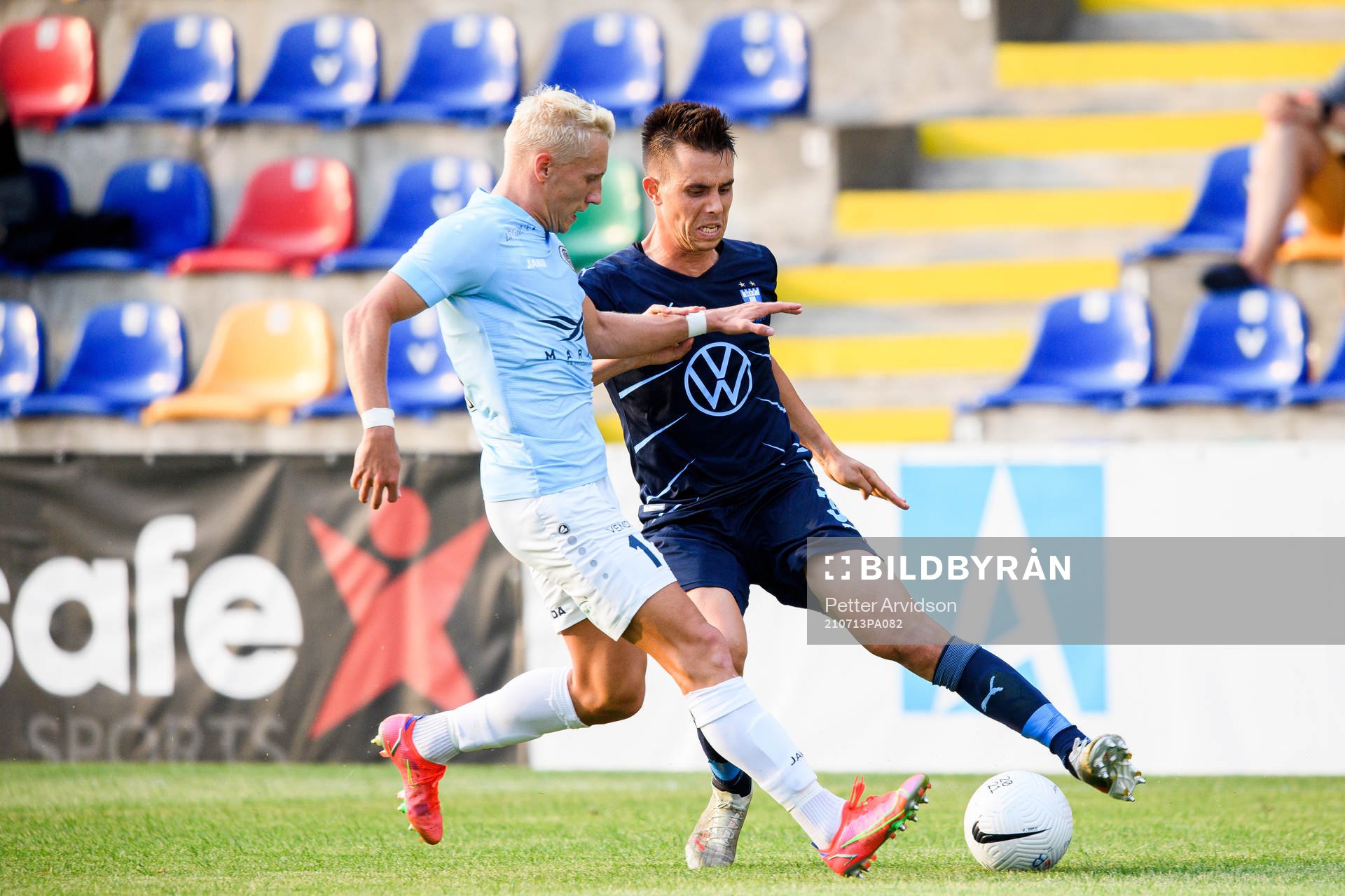 Mikael Soisalo of Riga and Jonas Knudsen of Malmö FF