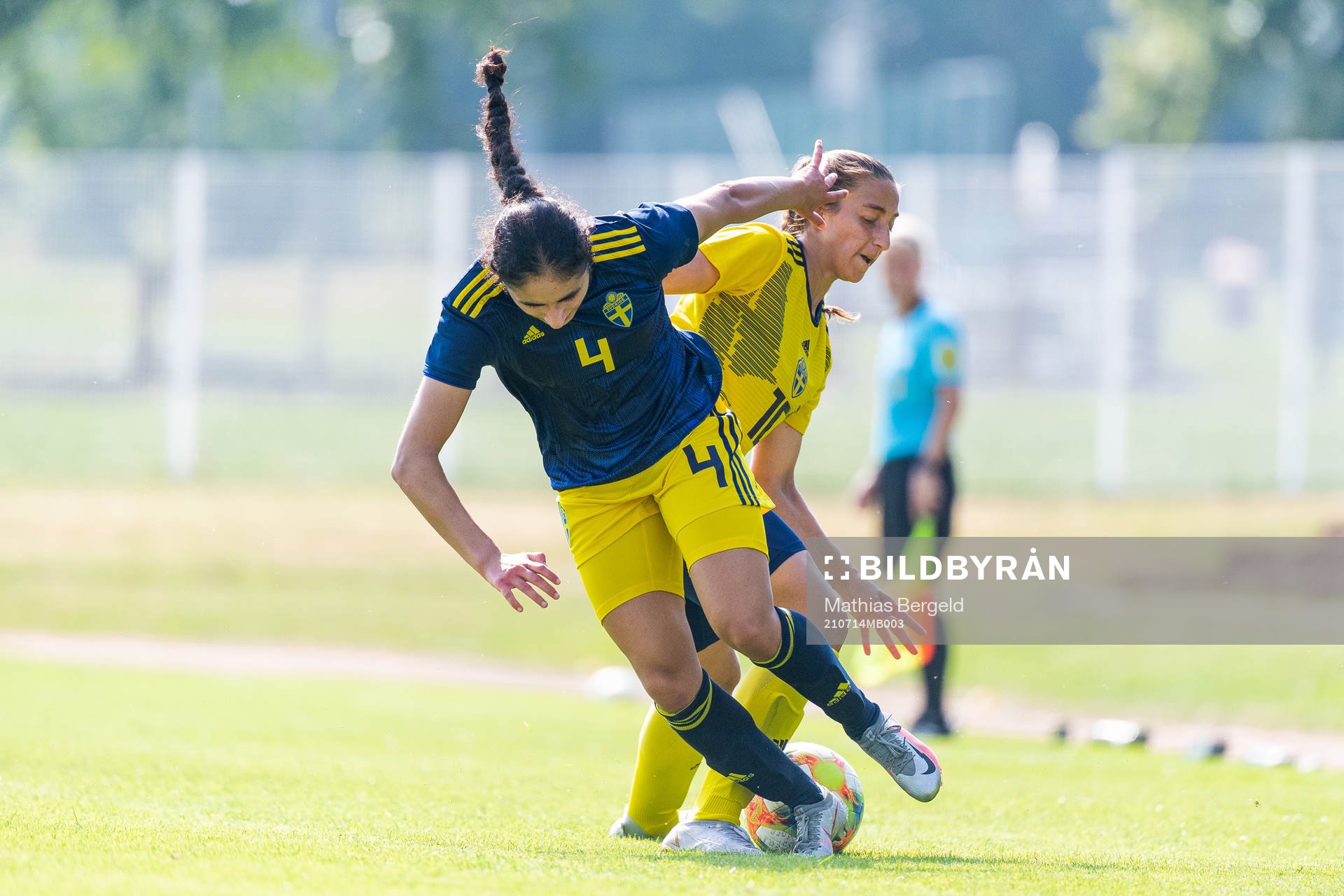 F17:s Nesrin Akgun och F18:s Rosa Kafaji i kamp om bollen under en internmatch i fotboll mellan Sveriges F18 och F17 den 14 juli 2021 i Göteborg.