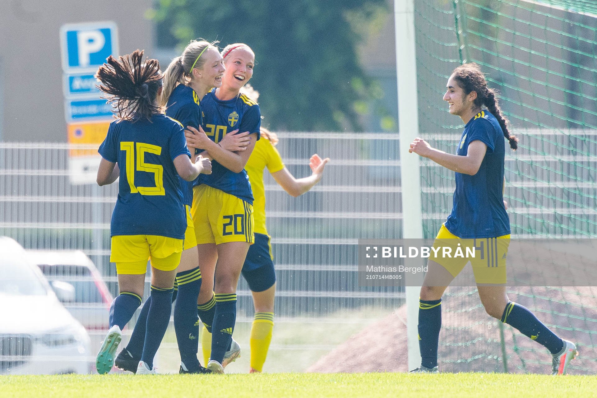 F17:s Nicole Ruiz Granados, Cajsa Rubensson, Lisa Frisk och Nesrin Akgun jublar efter 2-2 under en internmatch i fotboll mellan Sveriges F18 och F17 den 14 juli 2021 i Göteborg.