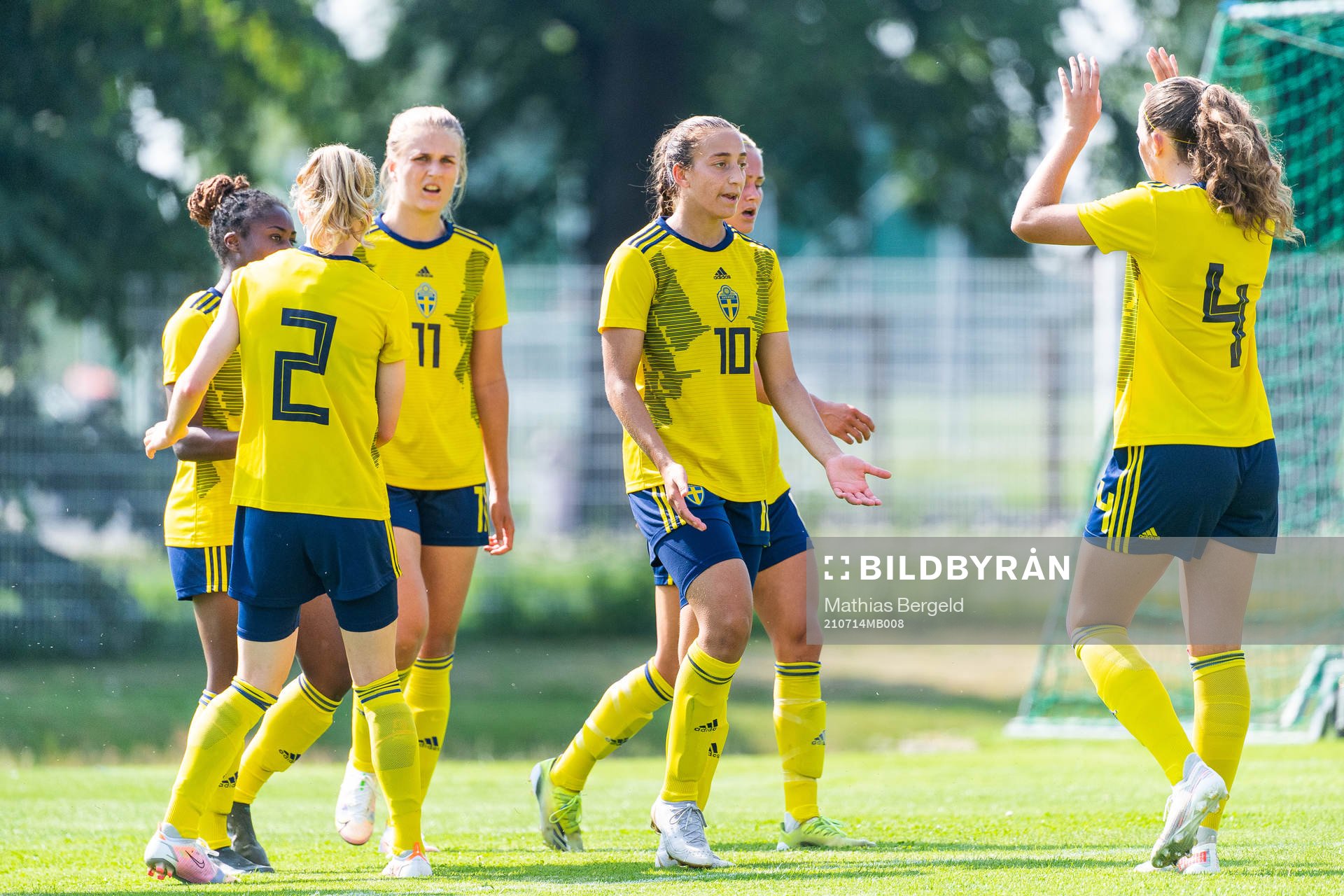 s Rosa Kafaji jublar med Athinna Persson Lundgren