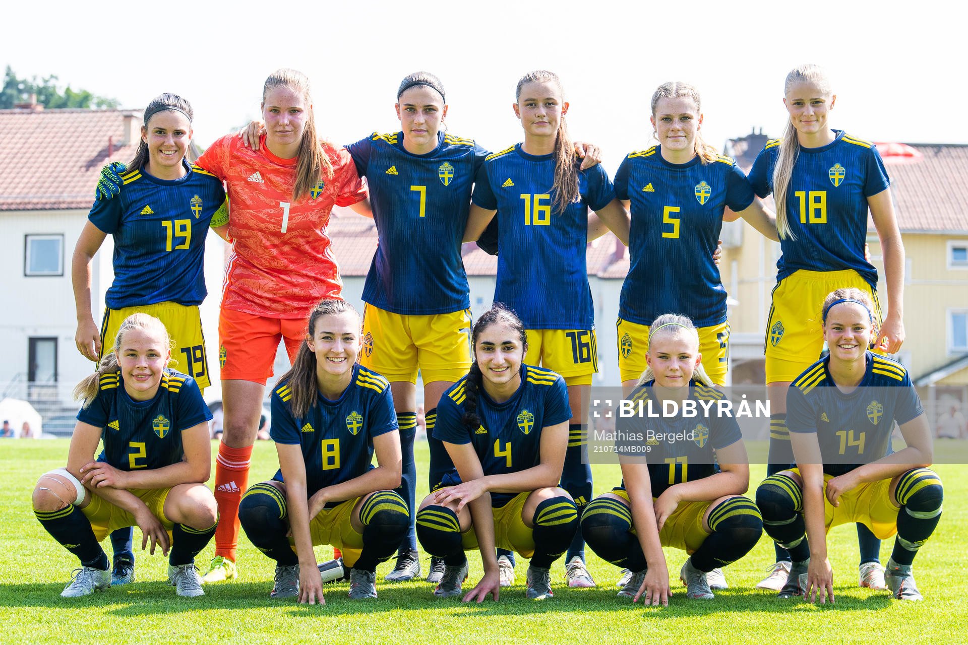 F17:s startelva poserar för en bild inför en internmatch i fotboll mellan Sveriges F18 och F17. Övre raden från vänster: Emilia Pelgander, målvakt Elvira Björklund, Vera Ivarsson, Svea Renberg, Sofia Reidy och Hanna Stenberg. Nedre raden från vänster: Linnea Follow, Lucia Duras, Nesrin Akgun, Matilda Nilden och Chloe Eriksson den 14 juli 2021 i Göteborg.