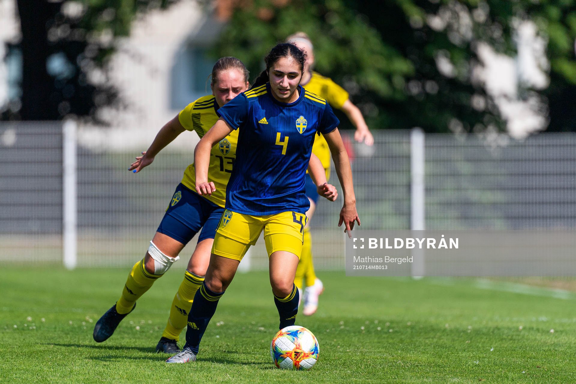 F18:s Alice Bergström och F17:s Nesrin Akgun under en internmatch i fotboll mellan Sveriges F18 och F17 den 14 juli 2021 i Göteborg. 