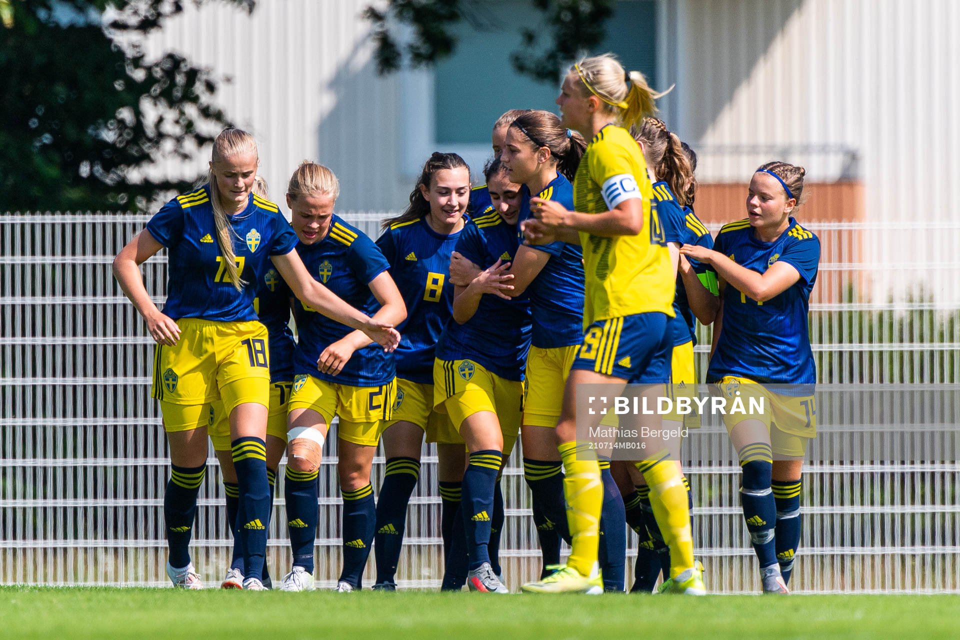 F17:s Matilda Nilden jublar med lagkamrater efter 0-1 under en internmatch i fotboll mellan Sveriges F18 och F17 den 14 juli 2021 i Göteborg.
