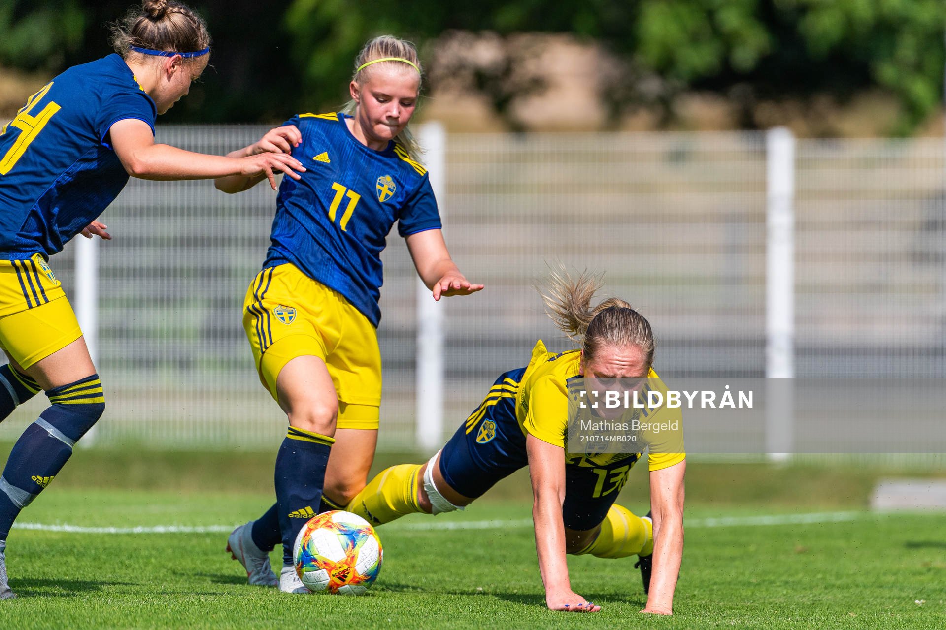 F17:s Matilda Nilden och F18:s Alice Bergström under en internmatch i fotboll mellan Sveriges F18 och F17 den 14 juli 2021 i Göteborg. 