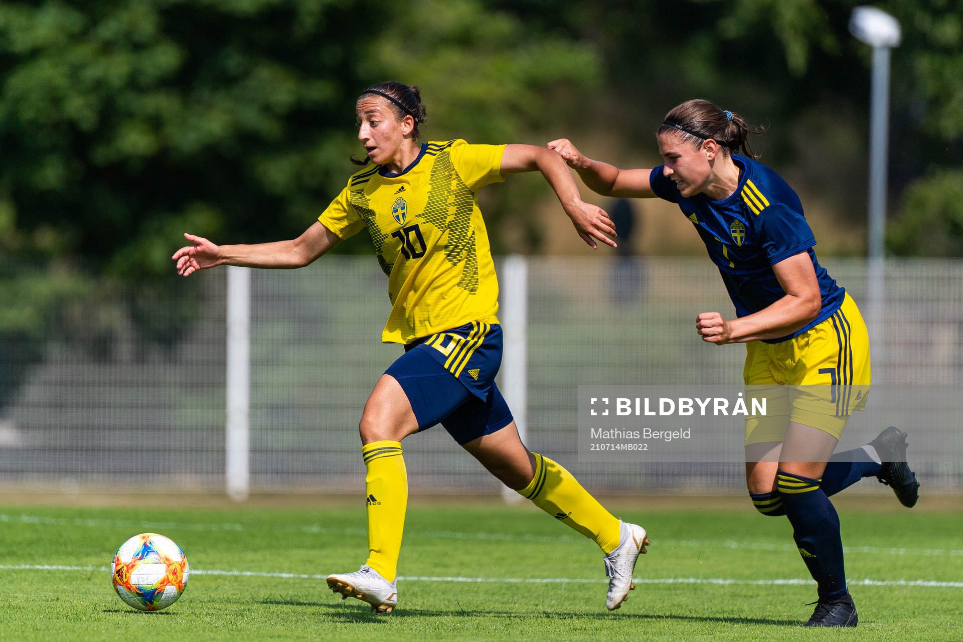 s Vera Ivarsson och F18:s Rosa Kafaji i kamp om bollen