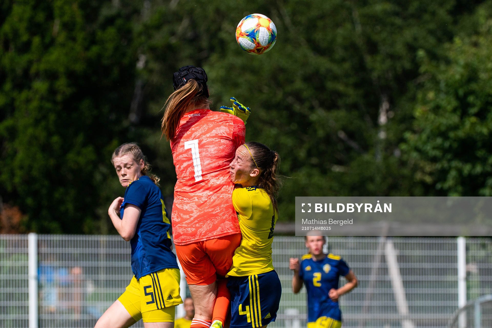 F17:s målvakt Elvira Björklund och F18:s Athinna Persson Lundgren under en internmatch i fotboll mellan Sveriges F18 och F17 den 14 juli 2021 i Göteborg.