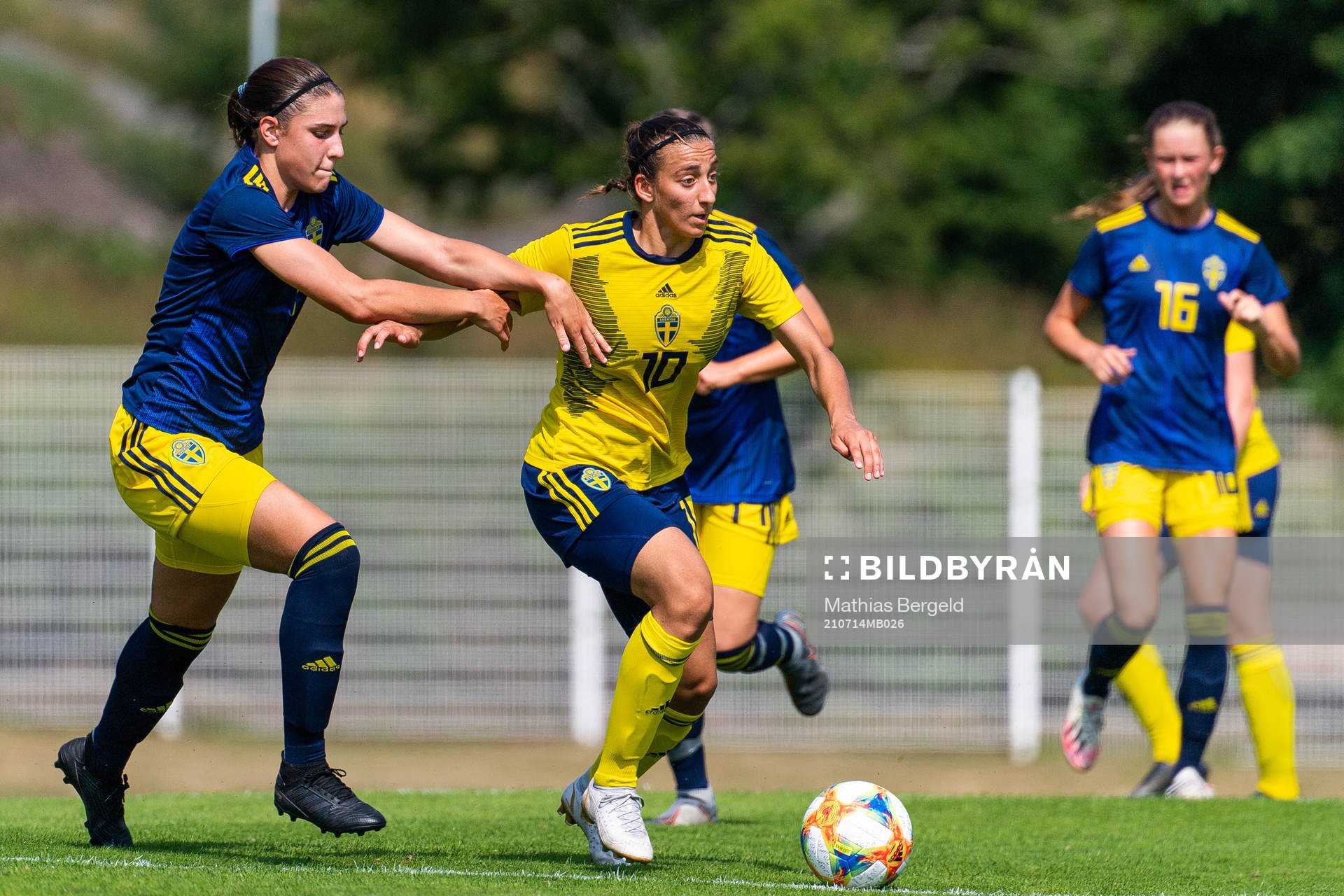 F17:s Vera Ivarsson och F18:s Rosa Kafaji i kamp om bollen under en internmatch i fotboll mellan Sveriges F18 och F17 den 14 juli 2021 i Göteborg.