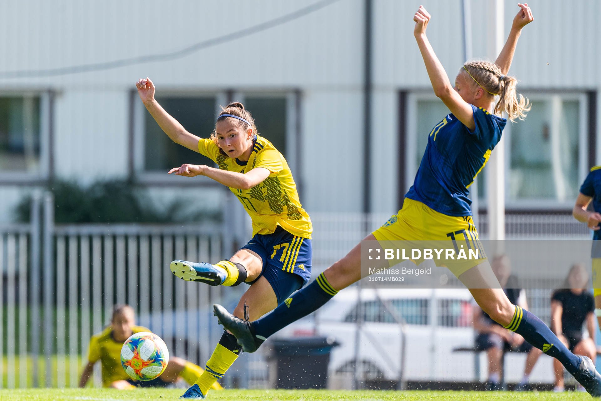 F18:s Alice Söndergaard och F17:s Louise Larsson under en internmatch i fotboll mellan Sveriges F18 och F17 den 14 juli 2021 i Göteborg. 