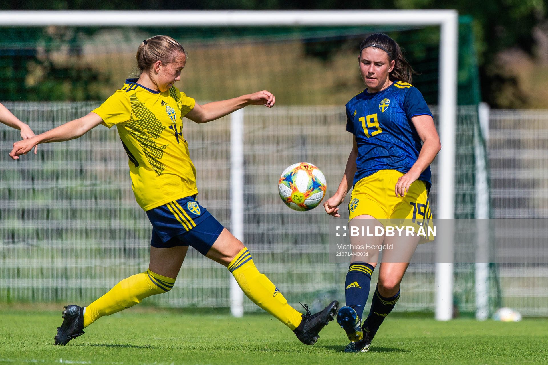 F18:s Alice Söndergaard och F17:s Emilia Pelgander under en internmatch i fotboll mellan Sveriges F18 och F17 den 14 juli 2021 i Göteborg. 
