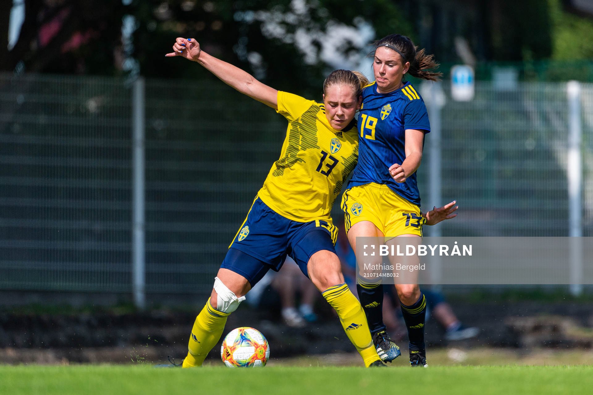 F18:s Alice Bergström och F17:s Emilia Pelgander under en internmatch i fotboll mellan Sveriges F18 och F17 den 14 juli 2021 i Göteborg. 