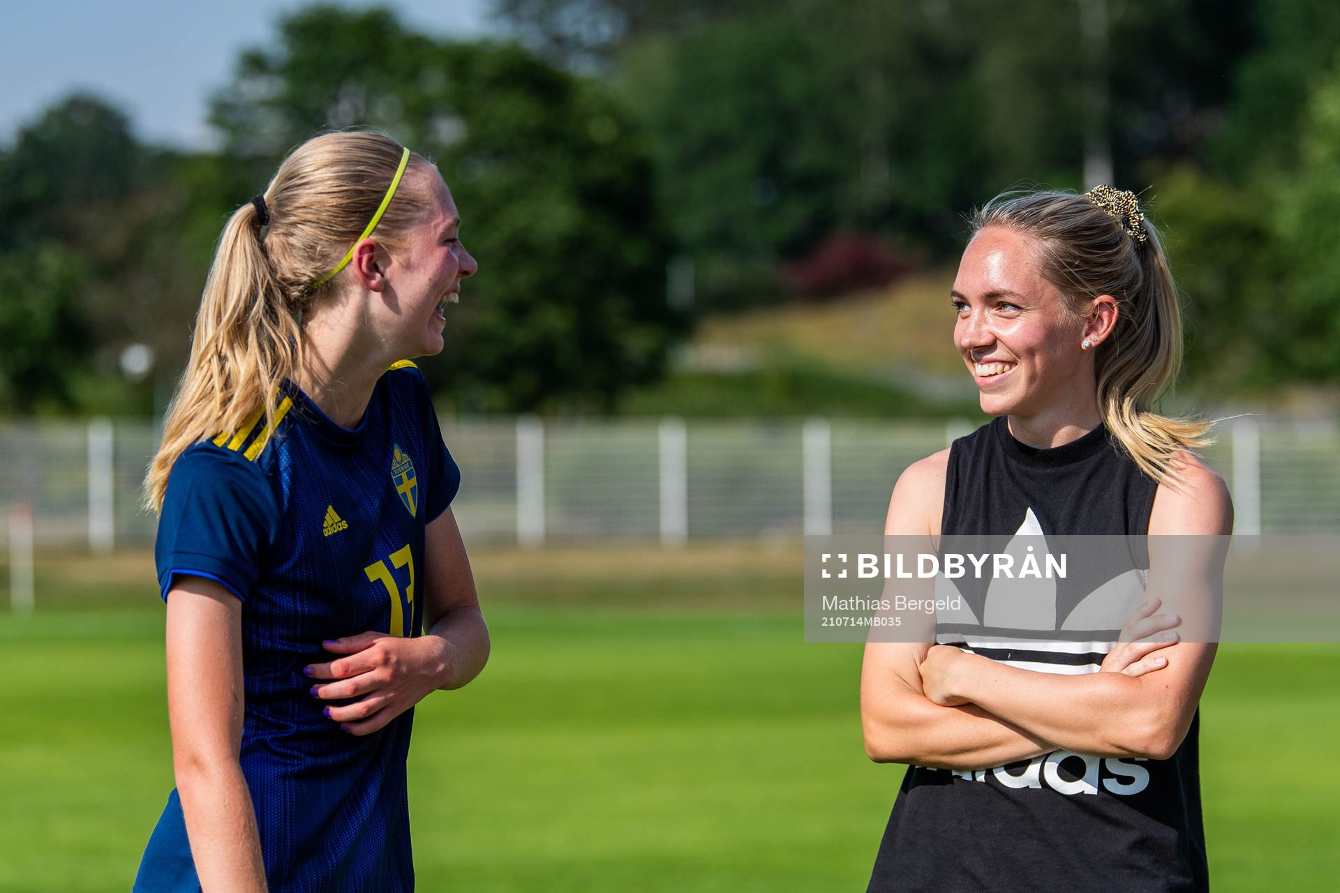 F17:s Cajsa Rubensson tillsammans med sin syster Häckens Elin Rubensson efter en internmatch i fotboll mellan Sveriges F18 och F17 den 14 juli 2021 i Göteborg.
