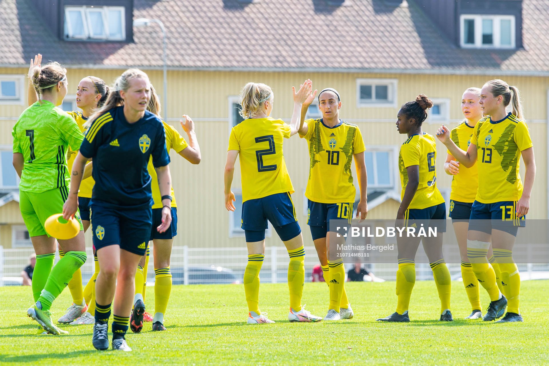 F18:s Anna Sandberg, Rosa Kafaji, Monica Jusu Bah, Adina Jansson och Alice Bergström inför en internmatch i fotboll mellan Sveriges F18 och F17 den 14 juli 2021 i Göteborg.