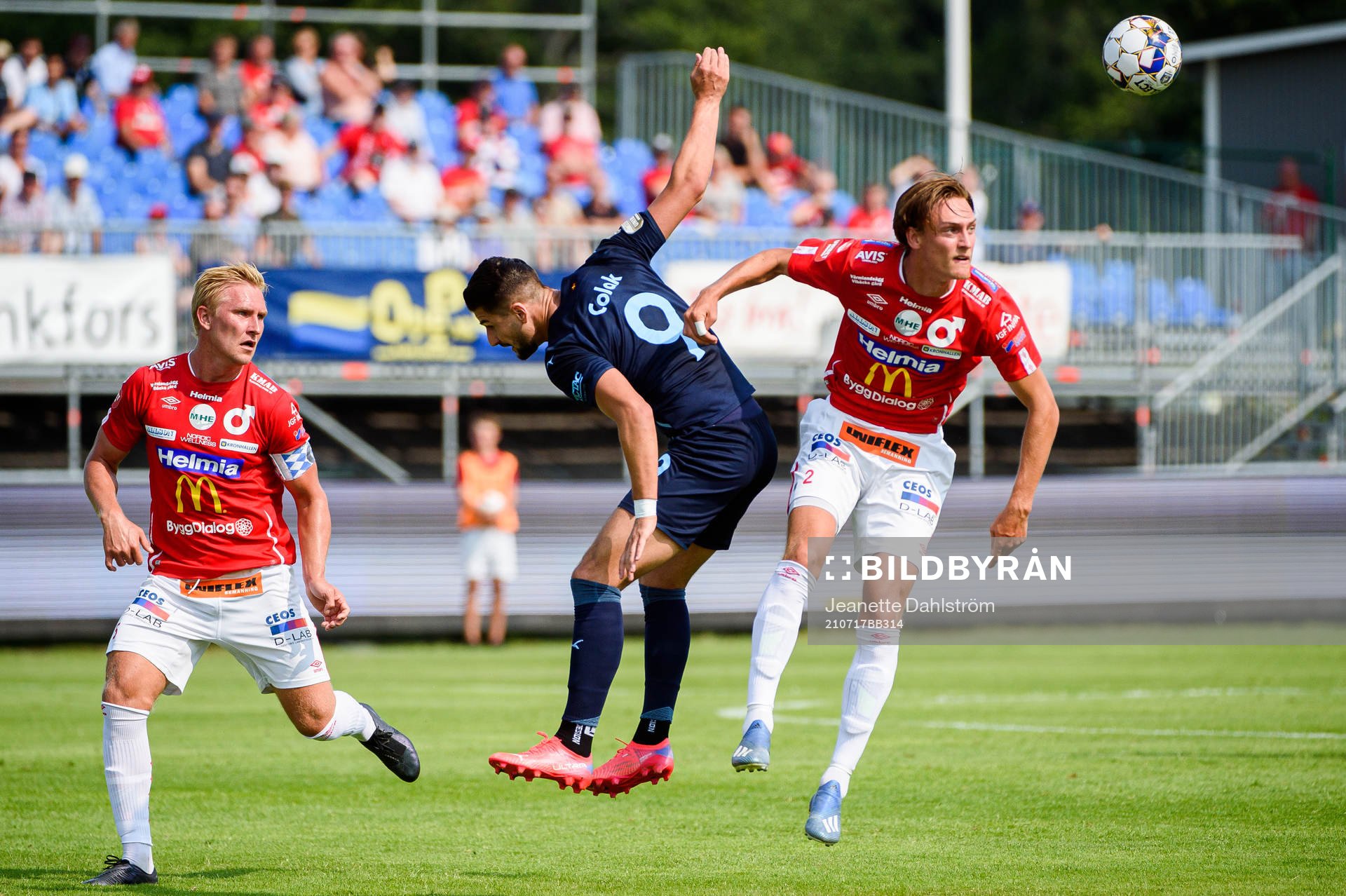 Malmö FFs Antonio Colak i en kamp mot Degerfors Oliver Ekroth och Gustav Granath under fotbollsmatchen i Allsvenskan mellan Degerfors och Malmö FF den 17 juli 2021 i Degerfors.