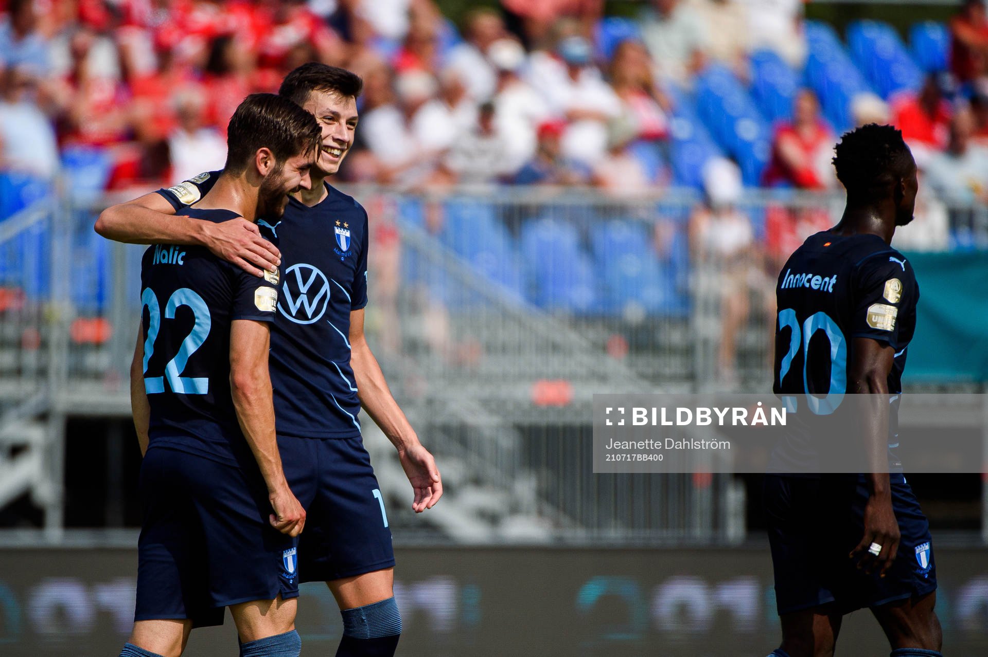 Malmö FFs Adi Nalic och Anel Ahmedhodzic jublar efter 0-2 under fotbollsmatchen i Allsvenskan mellan Degerfors och Malmö FF den 17 juli 2021 i Degerfors.
