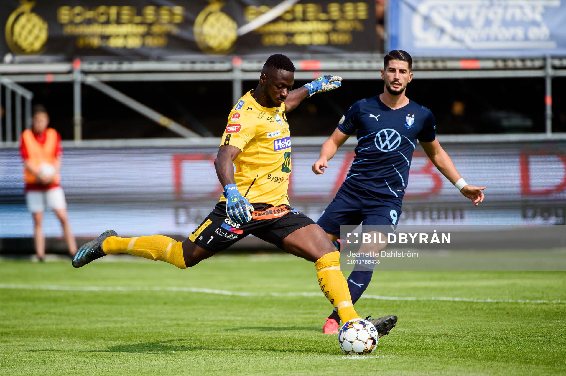 Degerfors målvakt Ismael Diawara och Malmö FFs Antonio