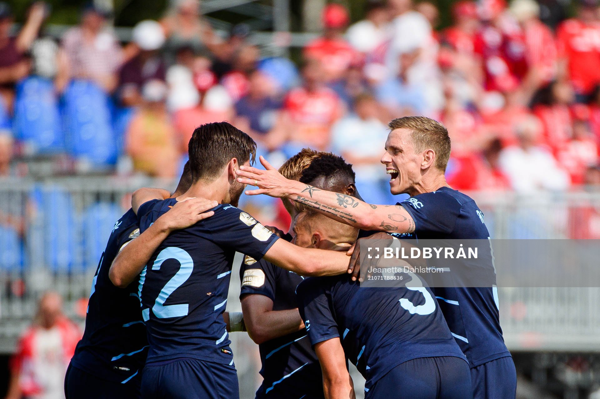 Malmö FFs Adi Nalic och Sören Rieks jublar efter 0-2 under fotbollsmatchen i Allsvenskan mellan Degerfors och Malmö FF den 17 juli 2021 i Degerfors.