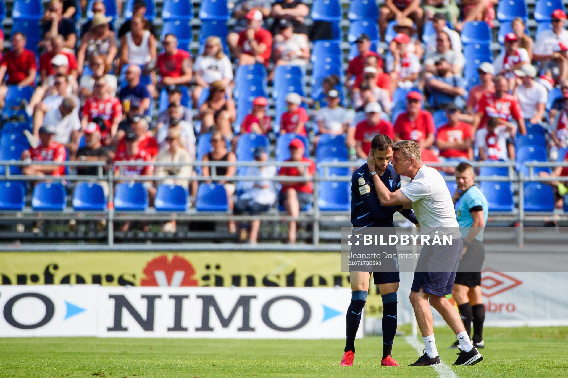 Malmö FFs Veljko Birmancevic och tränare Jon Dahl Tomasson jublar efter 0-4 under fotbollsmatchen i Allsvenskan mellan Degerfors och Malmö FF den 17 juli 2021 i Degerfors.
