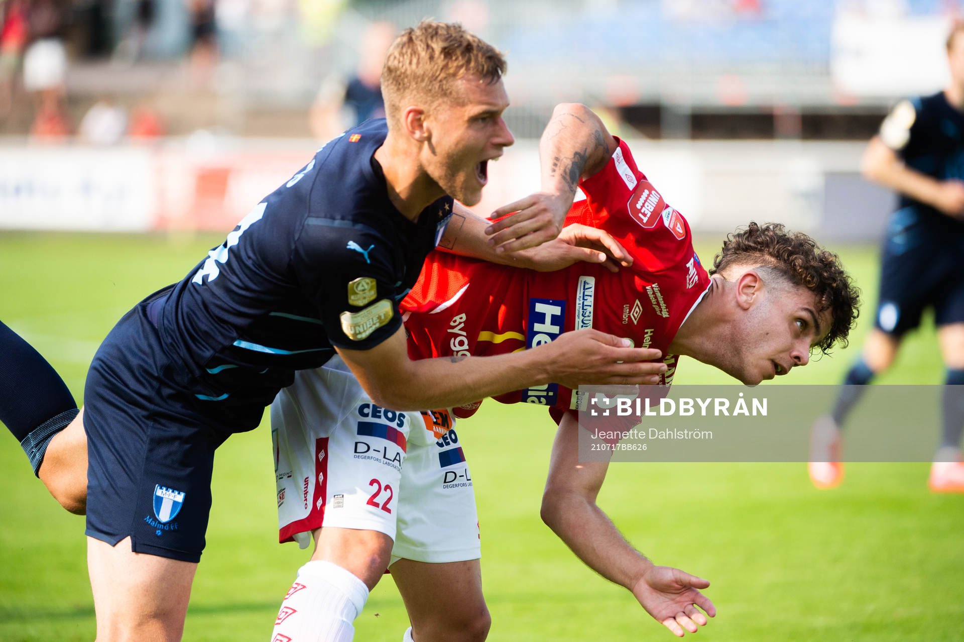 Malmö FFs Felix Beijmo och Degerfors Tufve Östlund under fotbollsmatchen i Allsvenskan mellan Degerfors och Malmö FF den 17 juli 2021 i Degerfors.