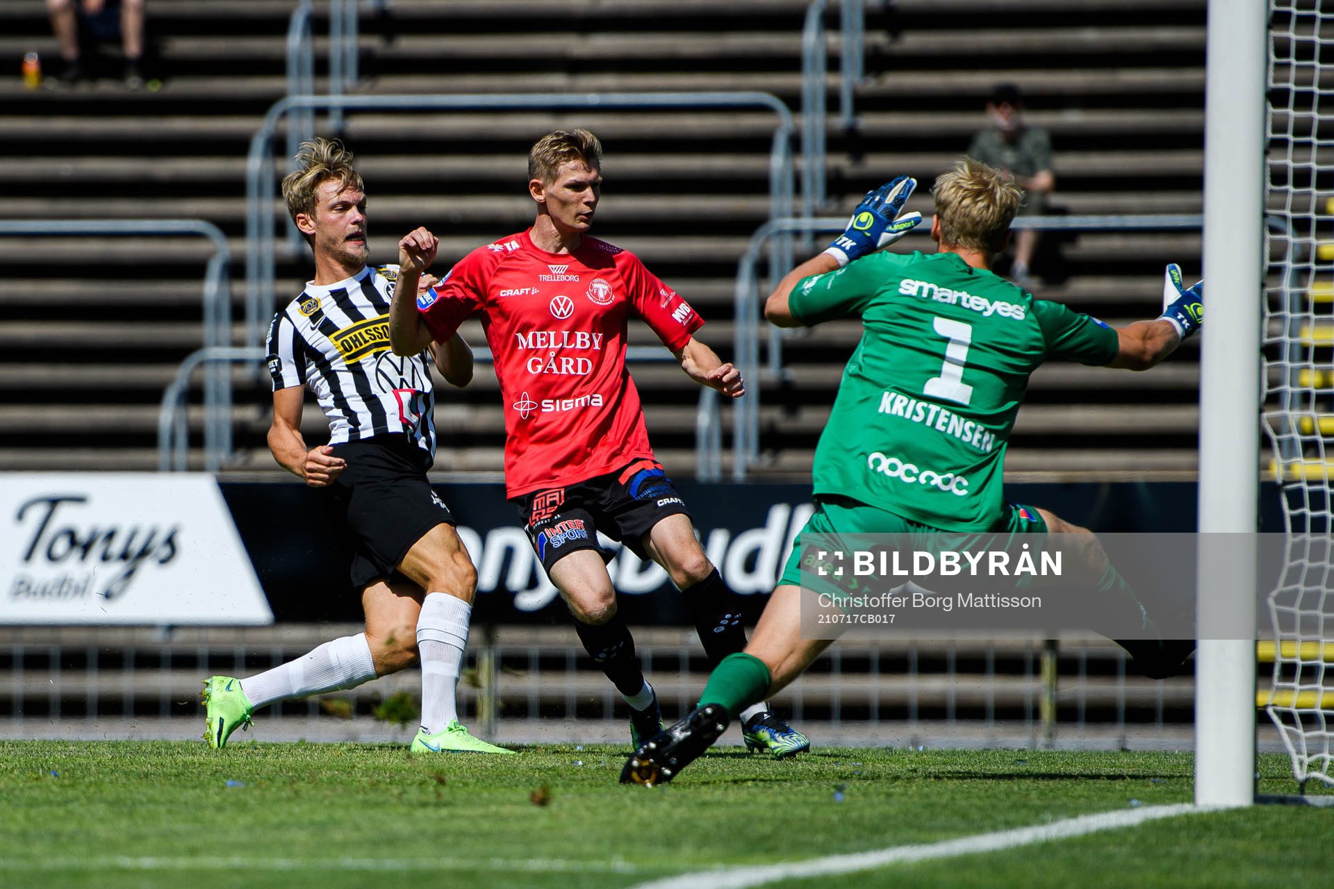 Landskronas Robin Hofsö gör 1-0 bakom Trelleborgs
