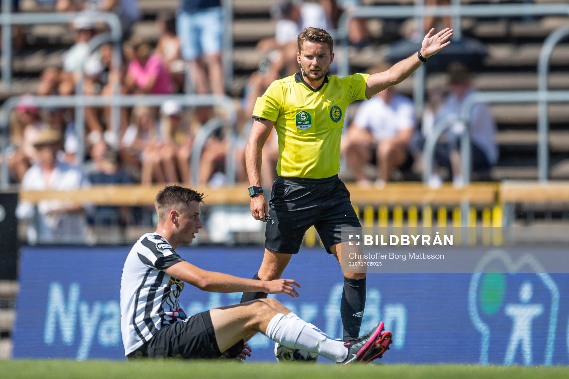 Landskronas Filip Olsson och domare Joakim Östling
