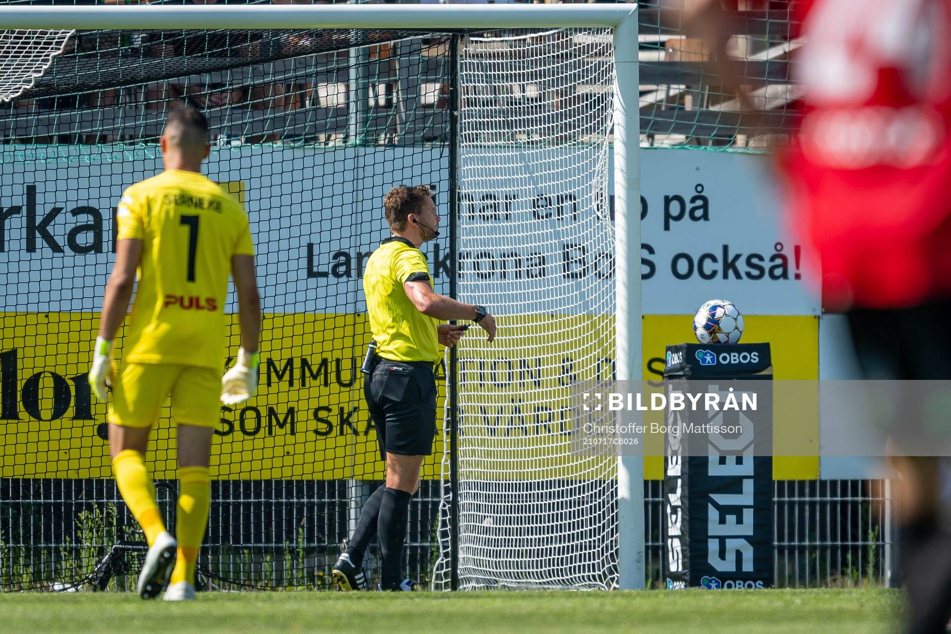 Domare Joakim Östling kontrollerar nätet i ena målet då det gått hål efter Petar Petrovics mål under fotbollsmatchen i Superettan mellan Landskrona och Trelleborg den 17 juli 2021 i Landskrona.