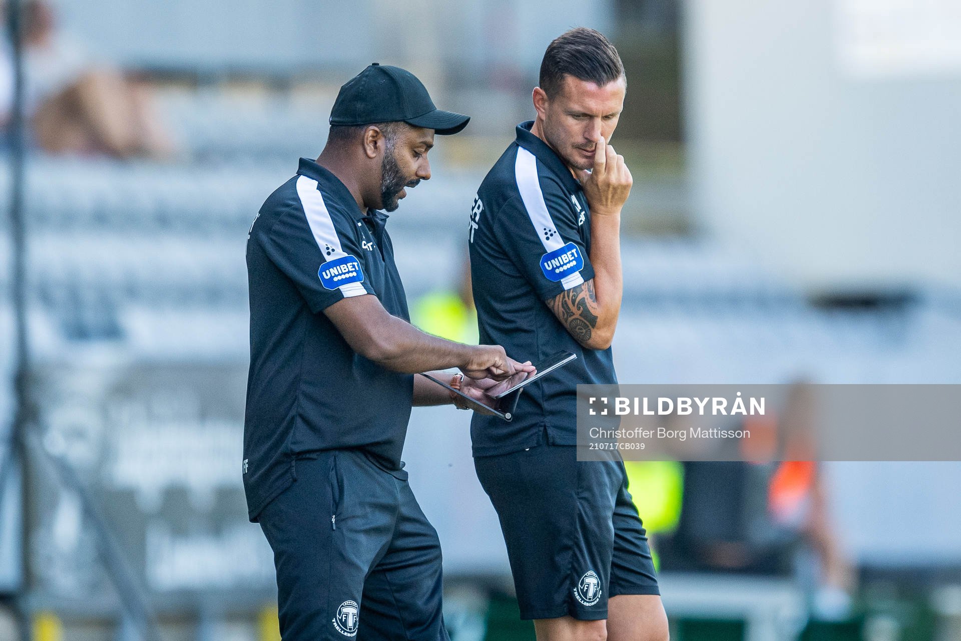 Trelleborgs assisterande tränare Alexander Tengryd och tränare Kristian Haynes under fotbollsmatchen i Superettan mellan Landskrona och Trelleborg den 17 juli 2021 i Landskrona.