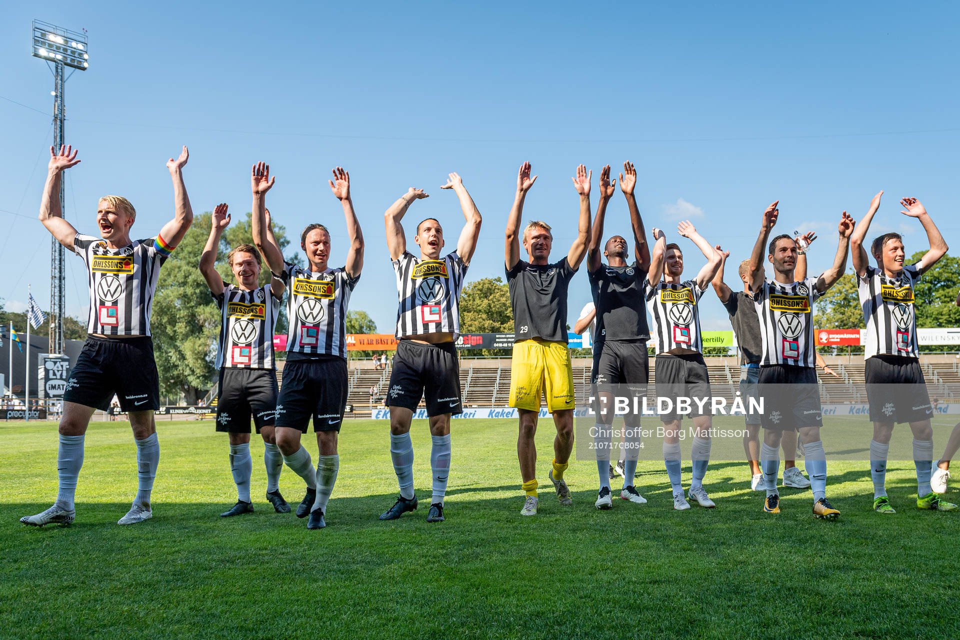 Landskronas spelare tackar publiken