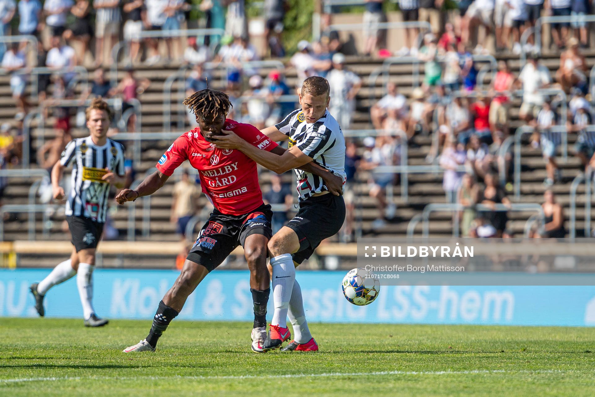 Landskronas Philip Andersson och Trelleborgs Abdul Fatawu