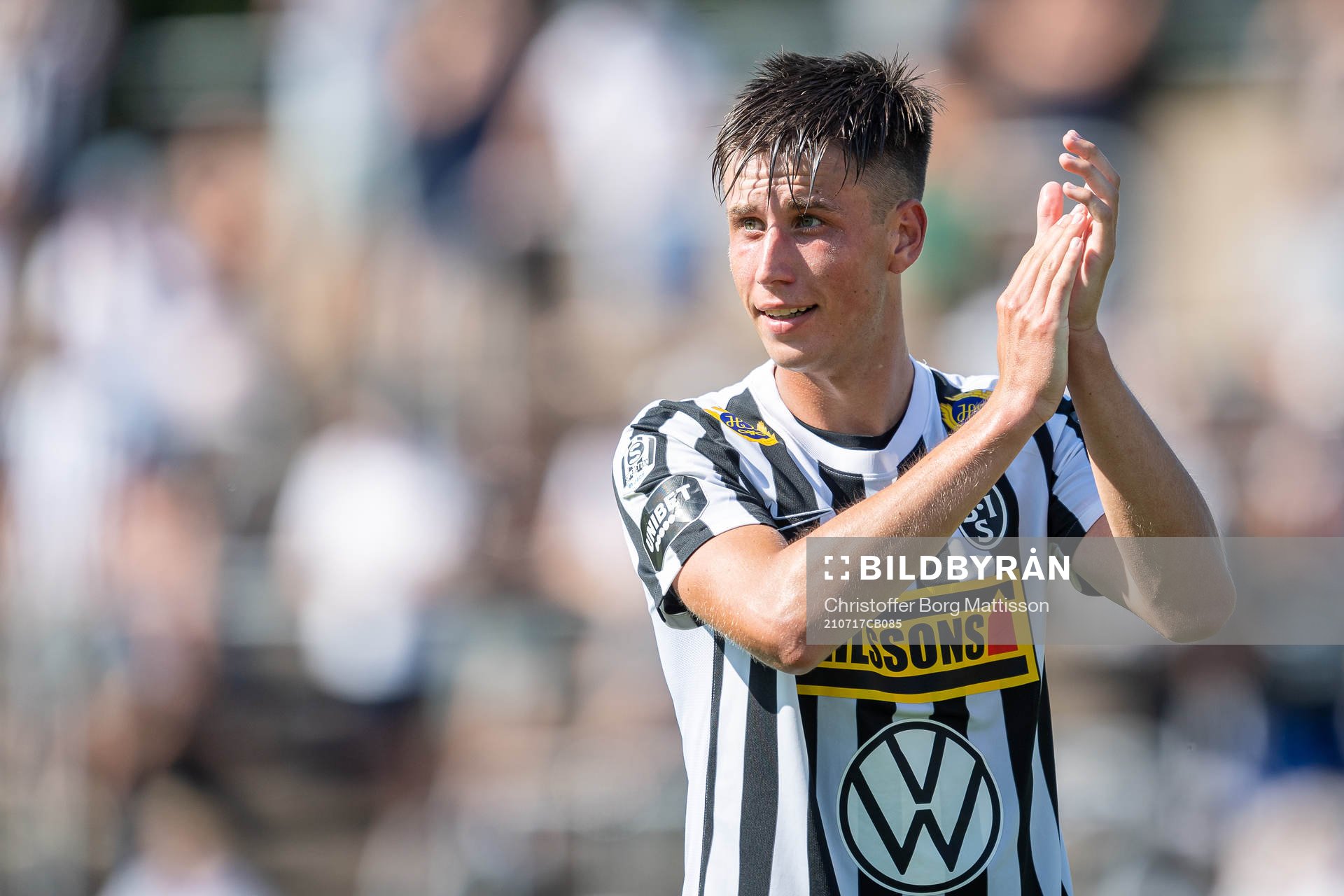 Landskronas Filip Olsson tackar publiken under fotbollsmatchen i Superettan mellan Landskrona och Trelleborg den 17 juli 2021 i Landskrona.