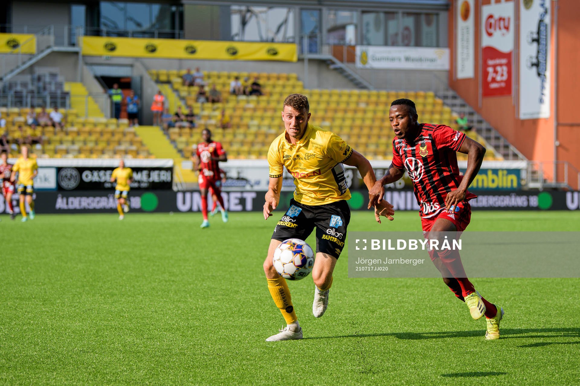 Elfsborgs Christopher McVey och Östersunds Patrick Kpozo