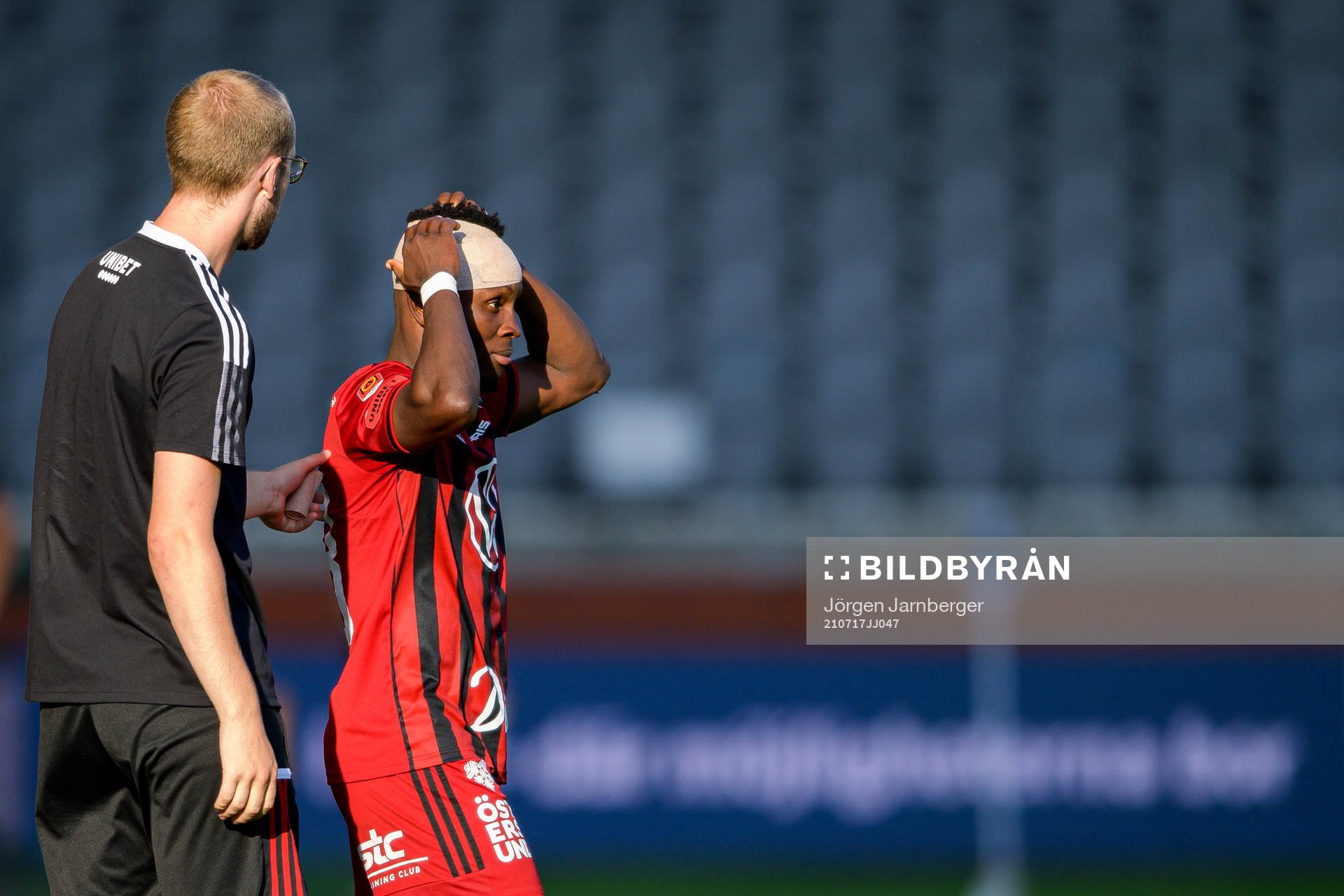 Östersunds Samuel Mensiro med bandage