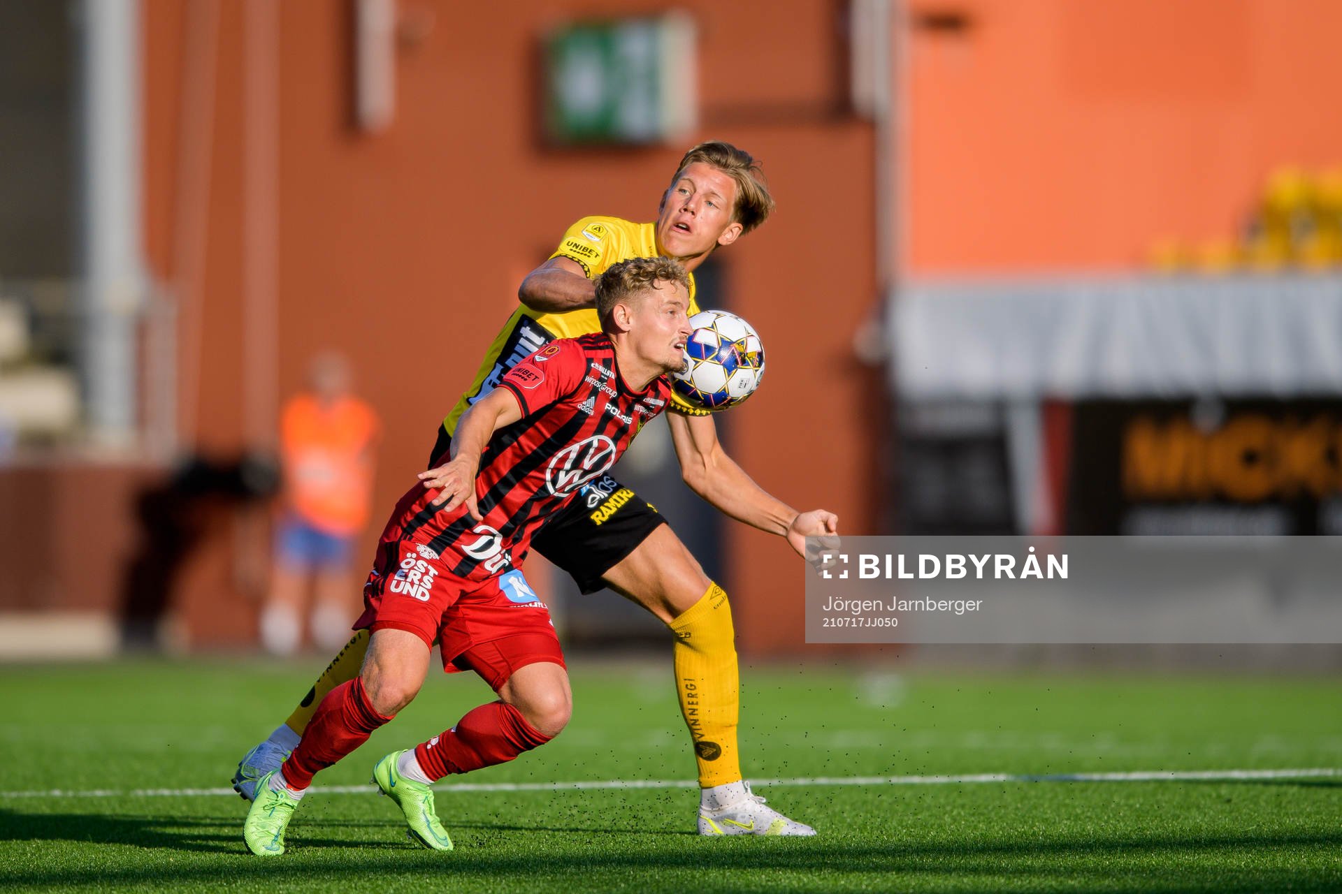 Östersunds Henrik Bellman och Elfsborgs Noah Söderberg