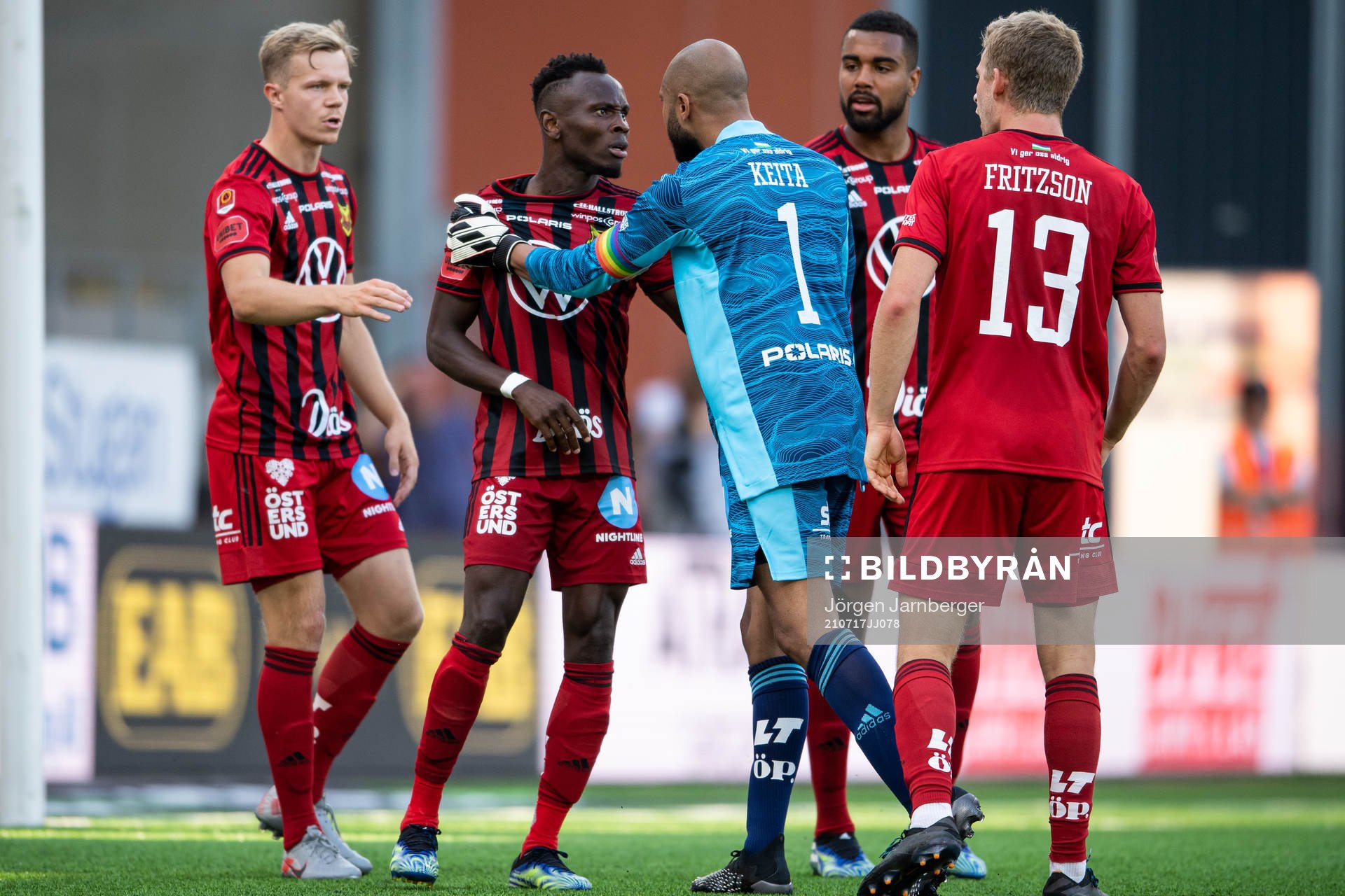 Irriterat mellan Östersunds Samuel Mensiro och Ludvig