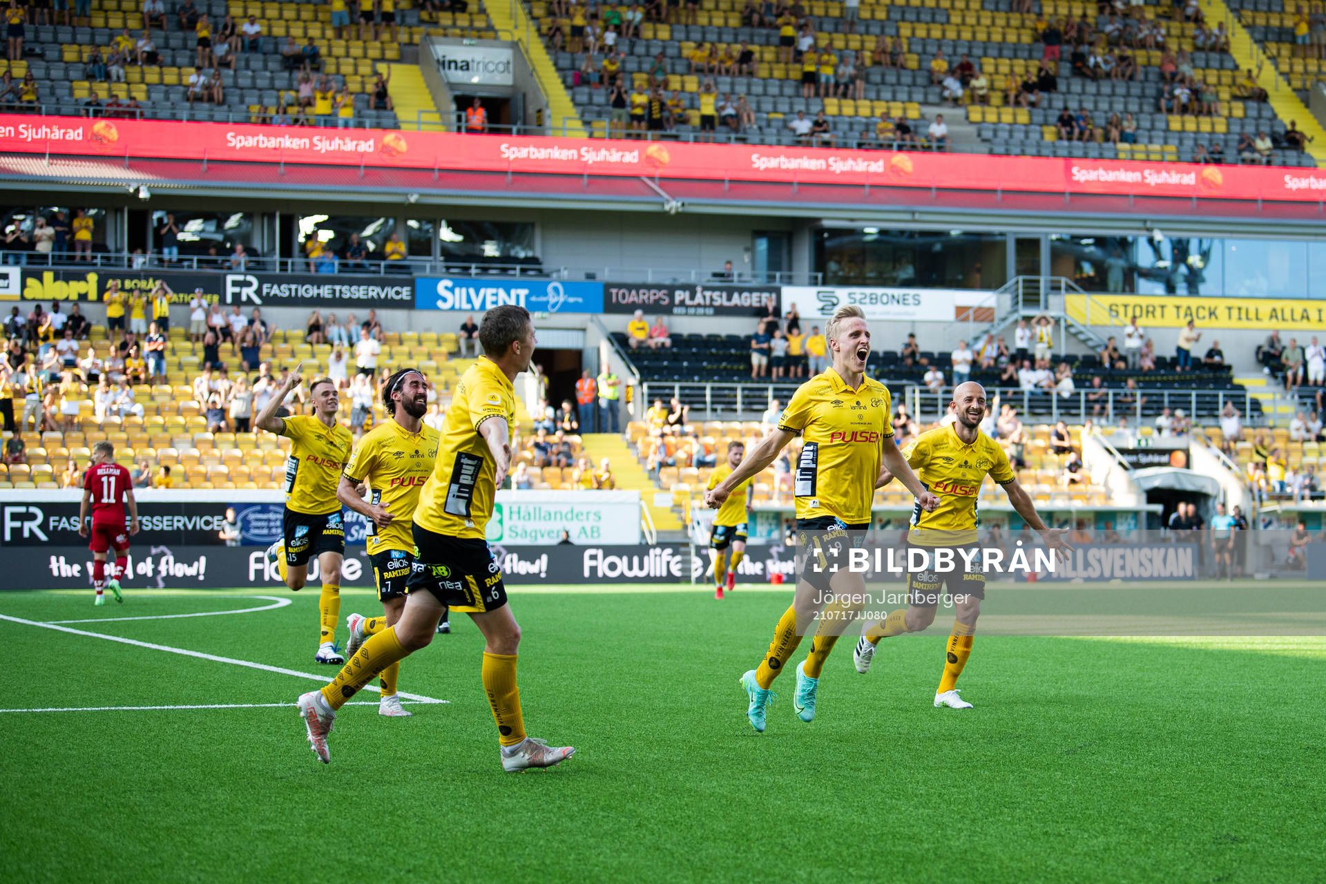 Elfsborgs Jeppe Møldrup Okkels jublar med lagkamraterna