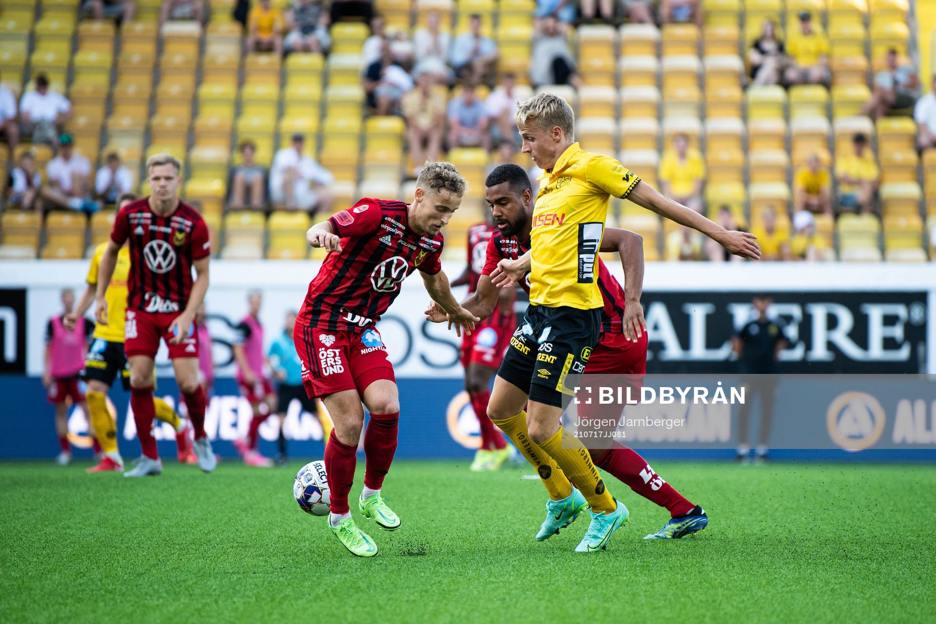 Elfsborgs Jeppe Møldrup Okkels i kamp med Östersunds Henrik Bellman och Noah Sonko Sundberg under fotbollsmatchen i Allsvenskan mellan Elfsborg och Östersund den 17 juli 2021 i Borås.
