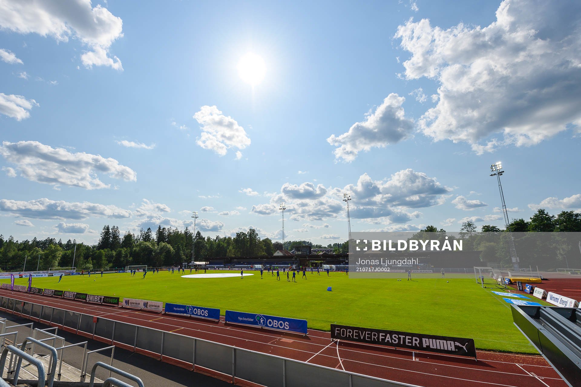 Lagen värmer upp före fotbollsmatchen i Superettan mellan